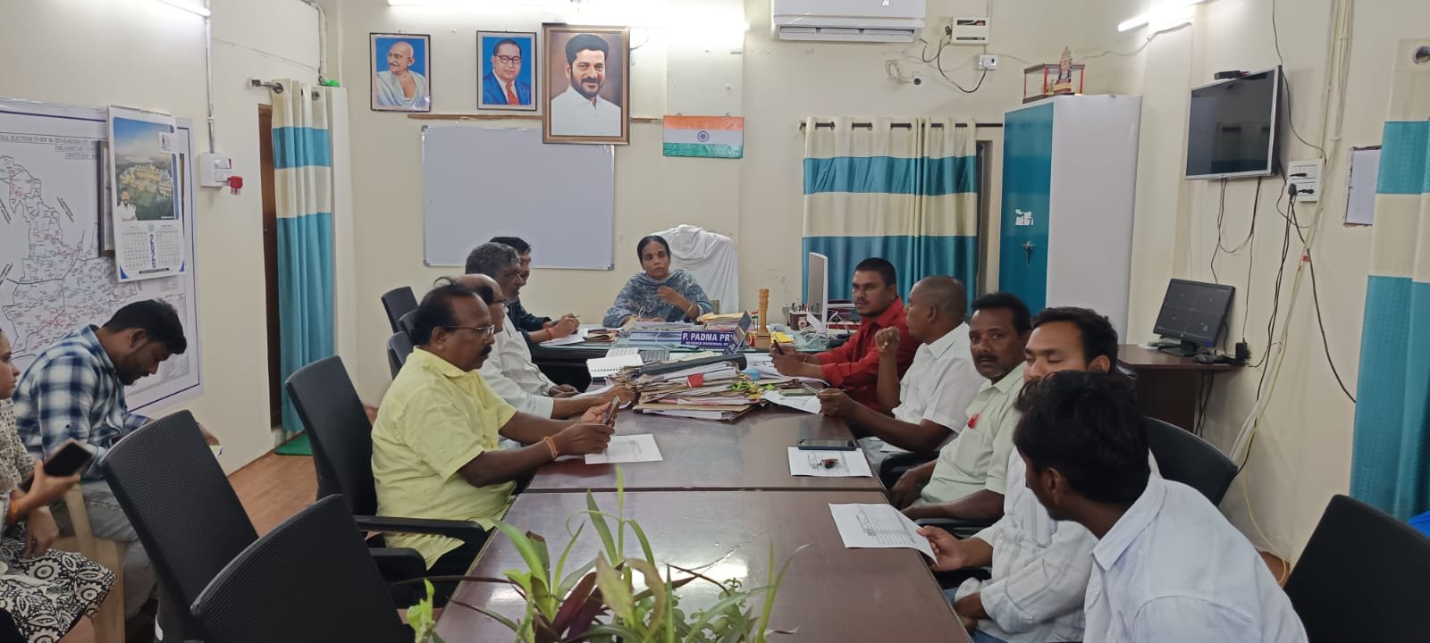 దేవరకొండ ఆర్డీఓ కార్యాలయంలో ఓటర్ల జాబితా సవరణపై రాజకీయ పార్టీల ప్రతినిధులతో సమావేశం